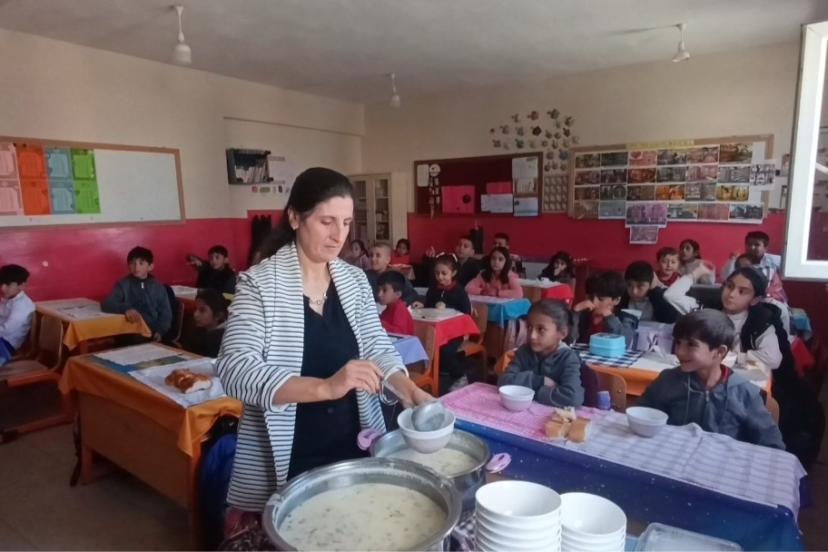 Van’da "Çorba Günü" etkinliği: Veliler pişiriyor, öğrenciler tadıyor