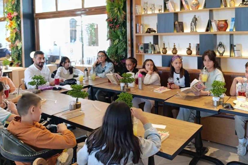 ‘Kitap Kaşifleri Kulübü’ minik öğrencileri kitap okumaya yönlendiriyor