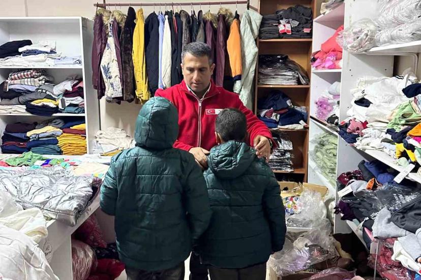 Muradiye’de Kızılay’dan kışlık giyim desteği