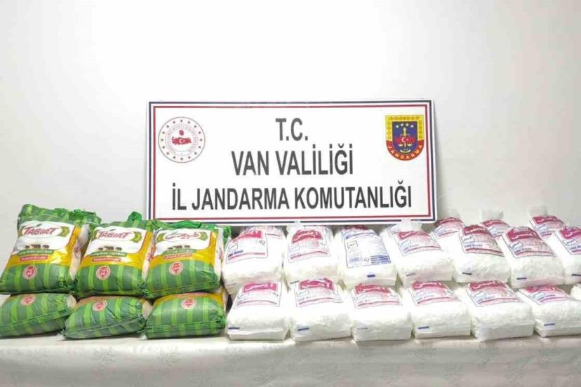 Van’da kaçak eşya ve gıda maddesi ele geçirildi