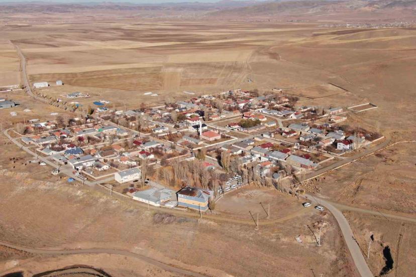 Van’ın Özalp ilçesinde simetrik yapılar sonbahar güzelliğiyle büyülüyor