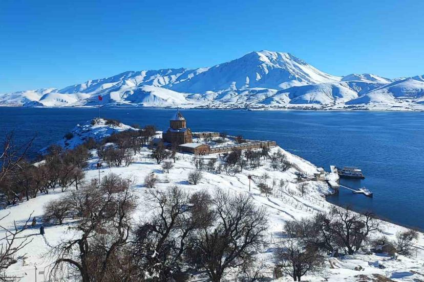 Akdamar Adası beyaz gelinliğini giydi: Doğaseverler adaya çıkarma yaptı
