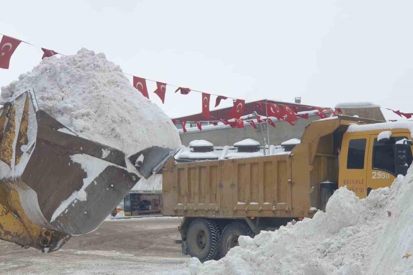 Başkale’de kış sert geçiyor, kar yığınları kamyonlarla ilçe dışına taşınıyor