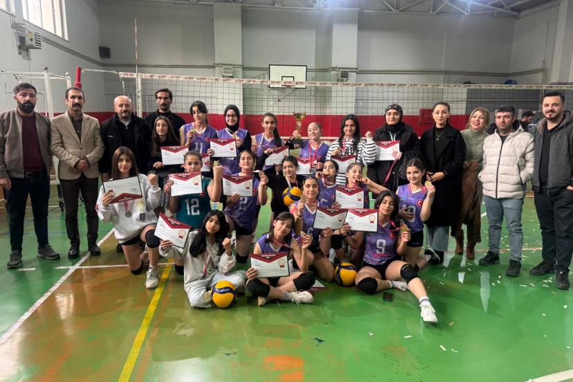 Edremit Belediyesi Midi Kız Voleybol Takımı Şampiyon Oldu