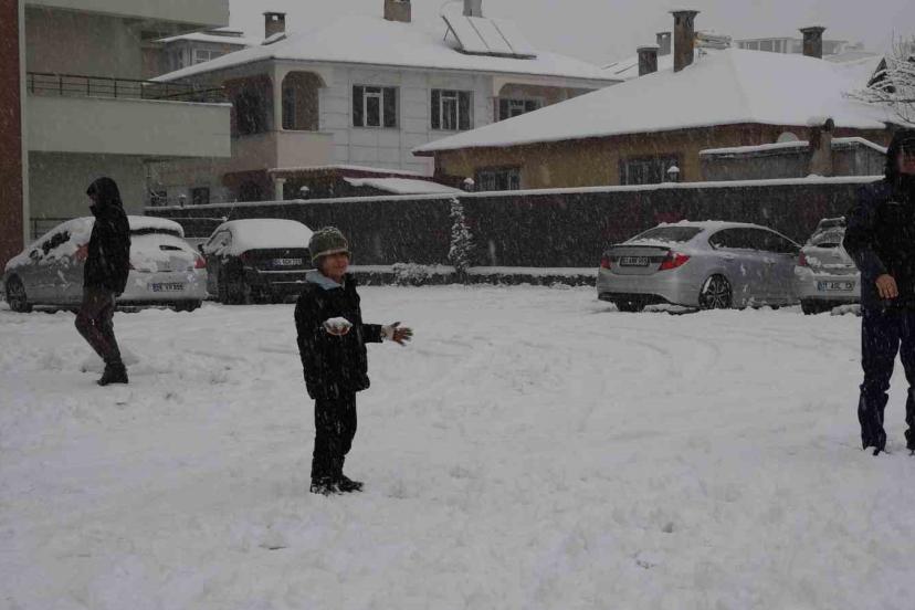 Erciş’te vatandaşların kar sevinci