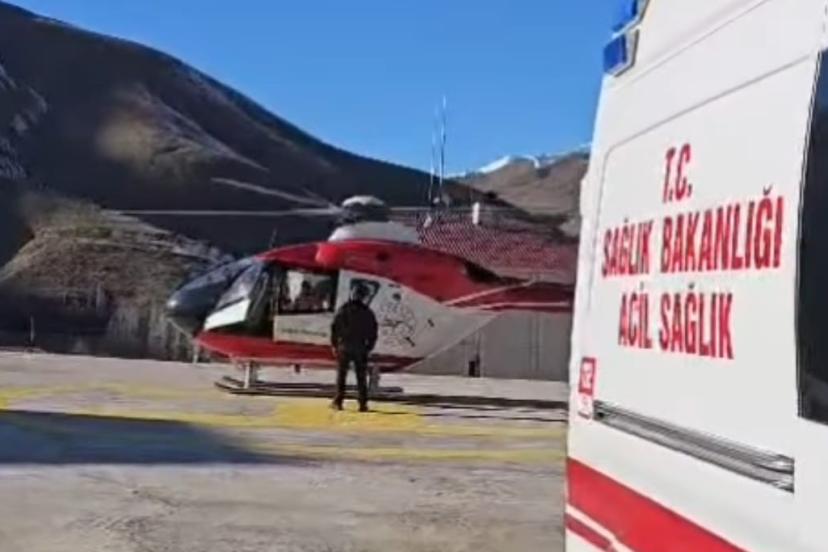 Hamile kadın ambulans helikopterle Van’a getirildi