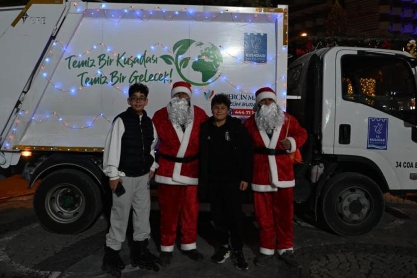 Kuşadası Belediyesi, çöp toplayıcılara Noel Baba kostümü giydirdi