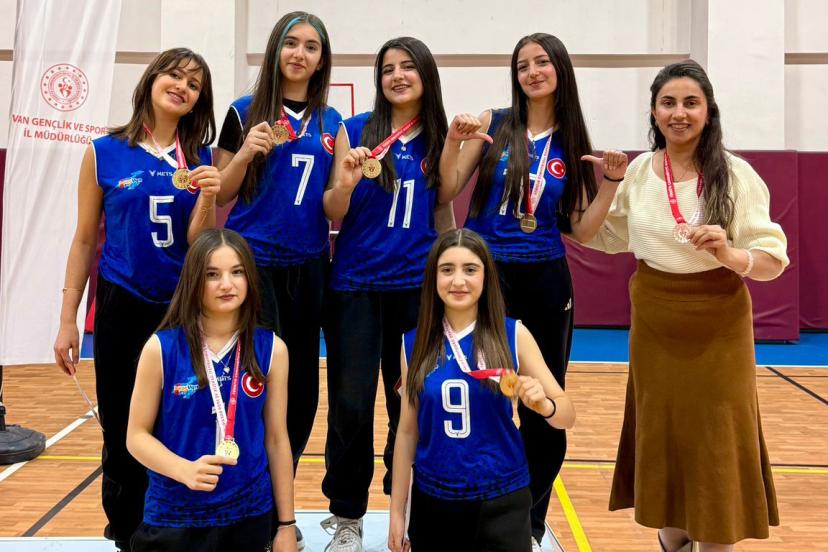 Van Badminton İl Birincisi Mesut Özata Anadolu Lisesi Oldu