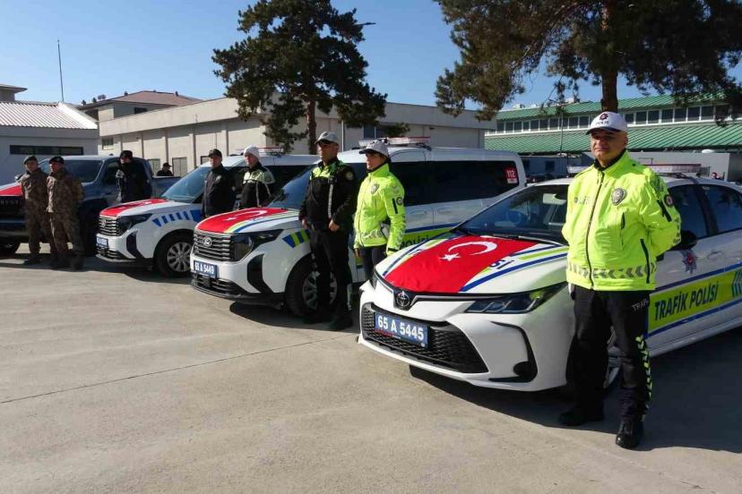 Van’da emniyet bünyesine alınan yeni araçlar törenle teslim edildi
