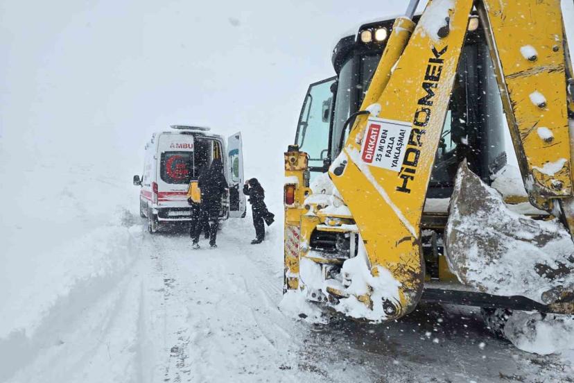Van’da kar yağışı ulaşımı aksattı: Sağlık ve belediye ekipleri alarma geçti