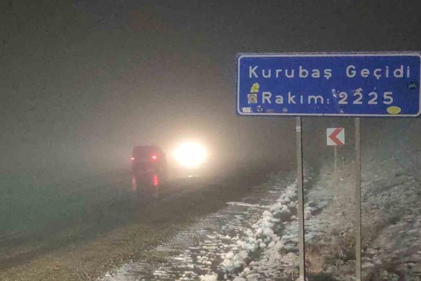 Van’da Kurubaş Geçidi’nde yoğun kar yağışı ve sis etkili oldu