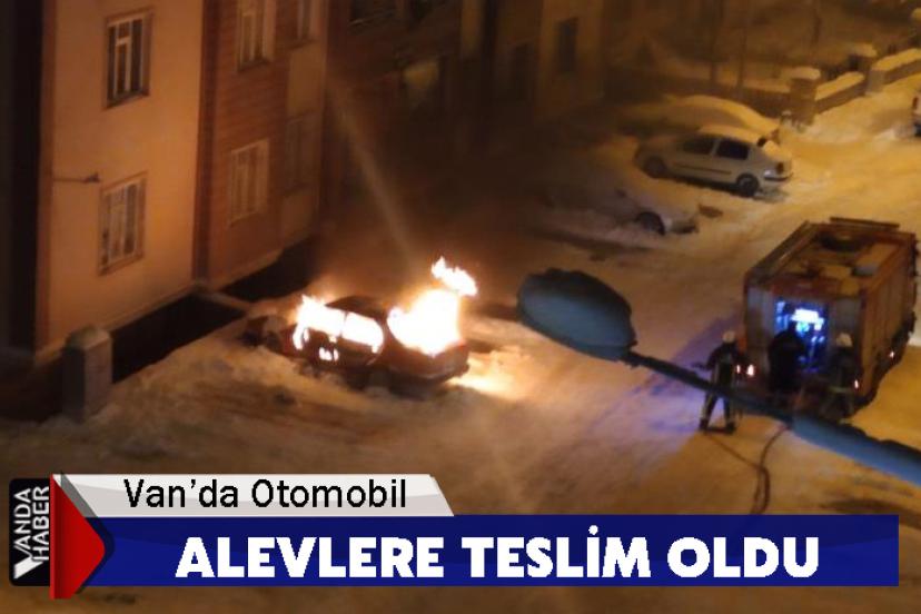 Van’da park halindeki otomobil alev alev yandı