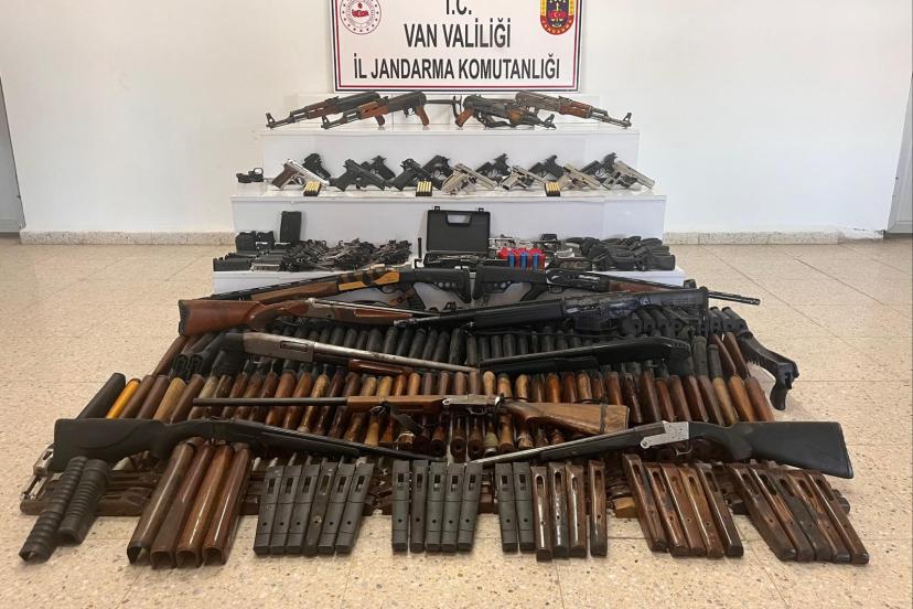 Başkale’de silah ve mühimmat ele geçirildi