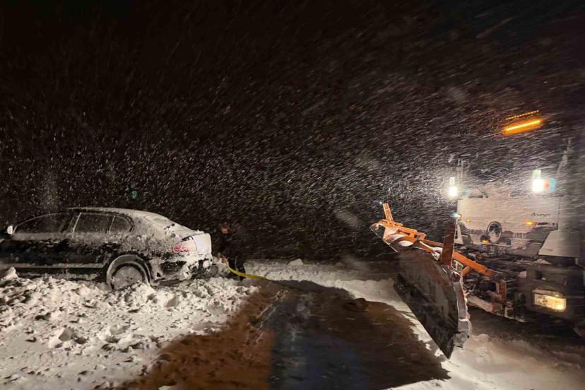 Başkale’de yoldan çıkan otomobil kara saplandı