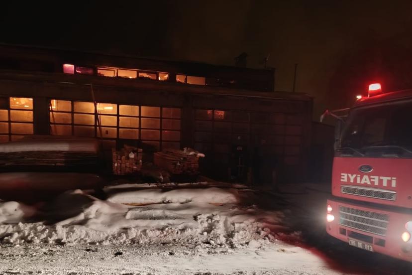 Erciş’te iş yeri yangını