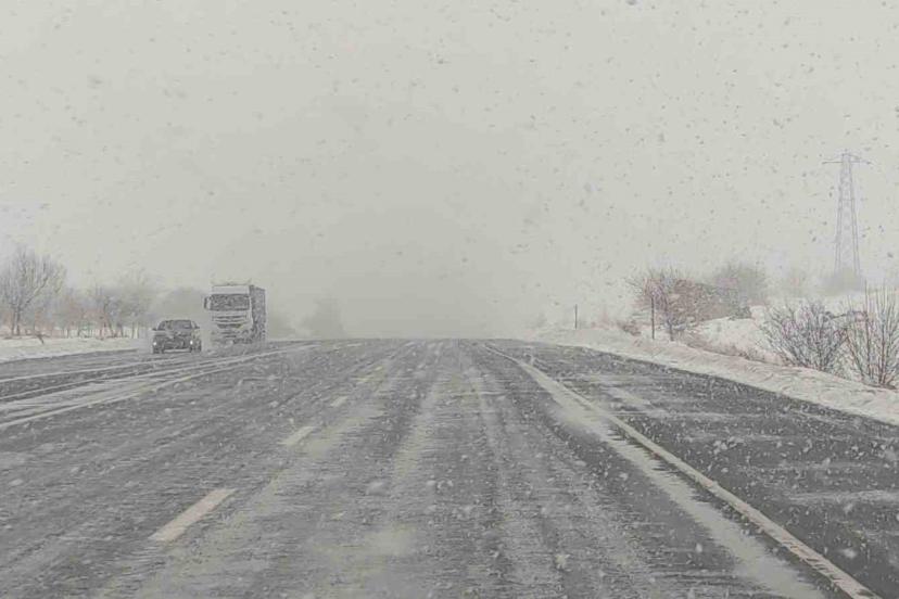 Kar yağışı Van-Bitlis yolunda etkili oluyor