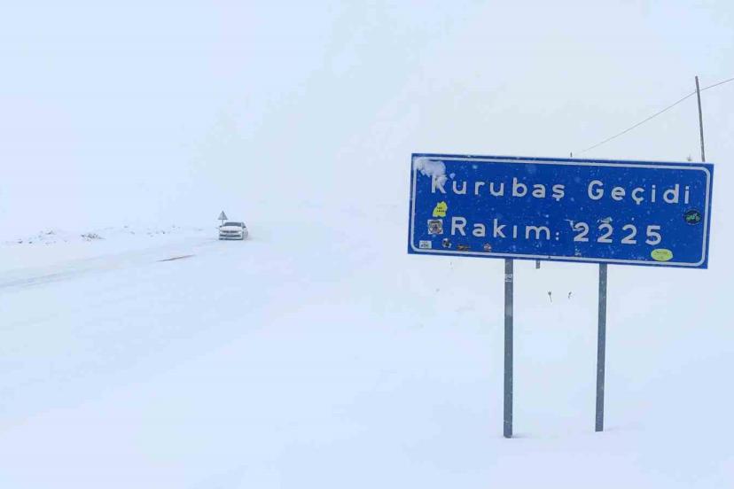 Kurubaş Geçidi’nde kar yağışı ve sis etkili oluyor