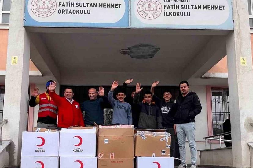 Muradiye’de 16 bin öğrenciye giyim desteği
