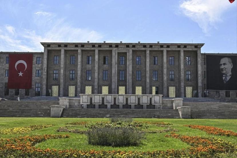 TBMM'de 37 vekil partisinden istifa etti