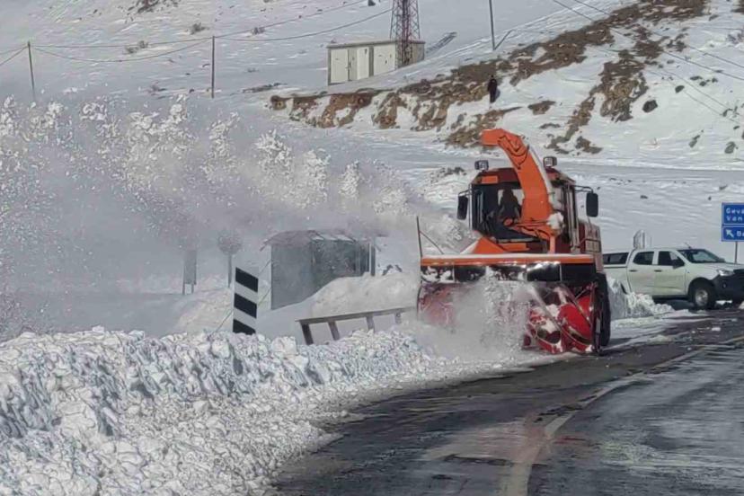 Van-Çatak yolunda 5. gün: Geçişler sadece acil ve öncelikli araçlara açık