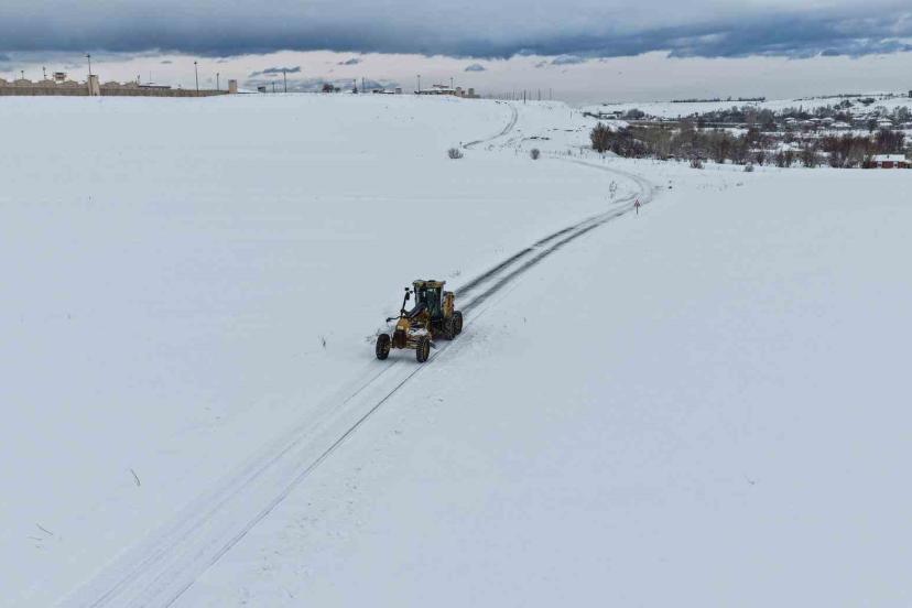 Van’da 283 yerleşim yerinin yolu kapandı