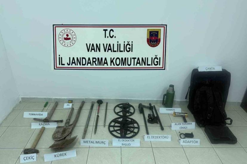 Van’da tarihi kale yakınında kazı yapan 2 kişi yakalandı