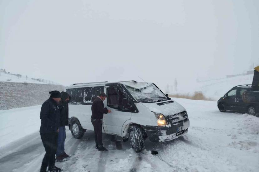 Van’da yoldan çıkan minibus kara saplandı