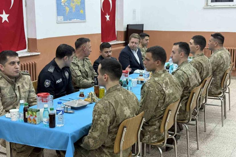 Kaymakam Bulut, askerle iftarda bir araya geldi