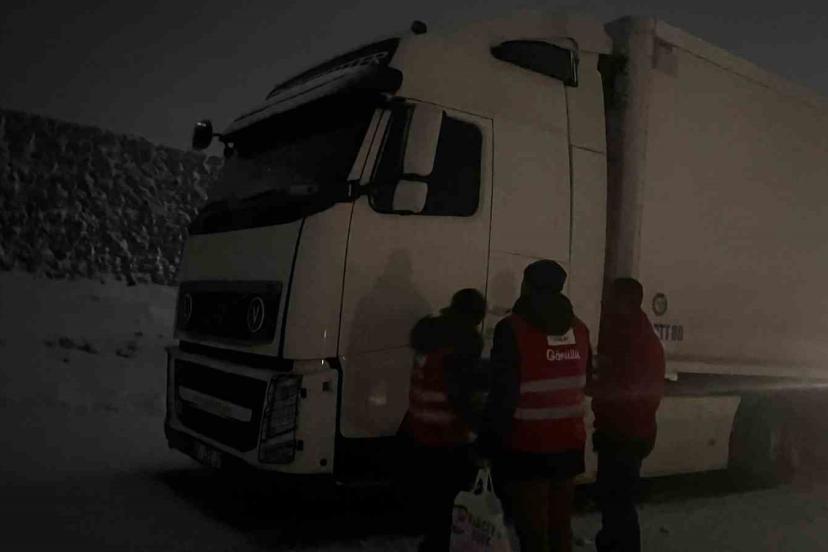 Kızılay’dan mahsur kalan sürücülere kumanya desteği