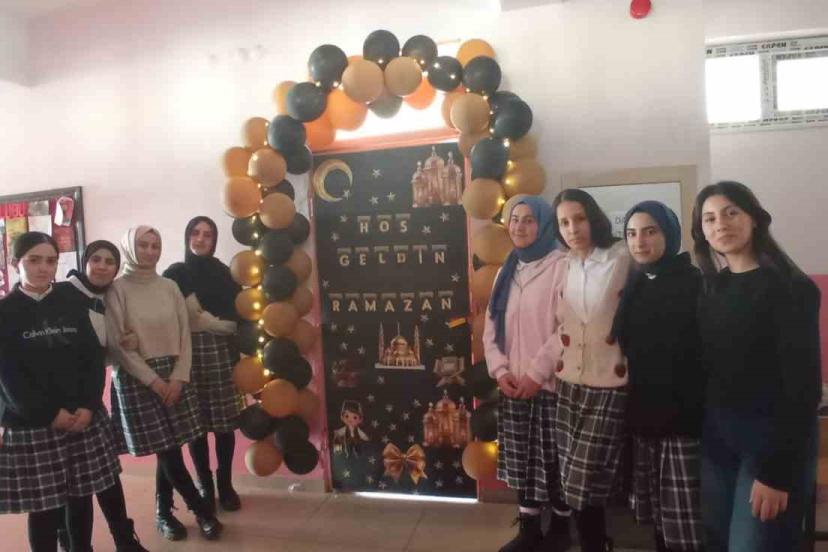 Muradiye’de Ramazan coşkusu kapılara yansıdı