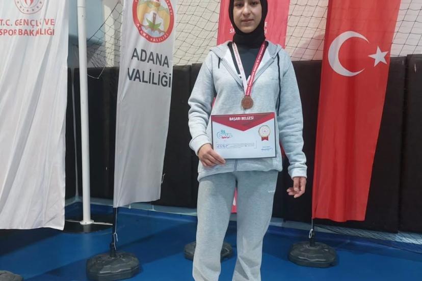 Özalplı öğrenci bilek güreşinde Türkiye üçüncüsü oldu