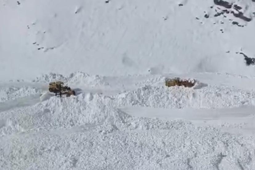 Van Bahçesaray’da mezra yoluna çığ düştü