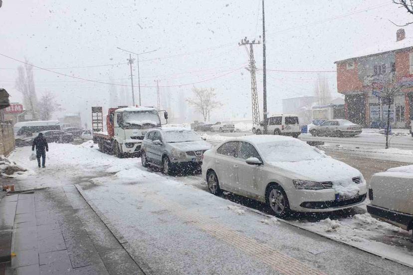 Başkale’de kar yağışı