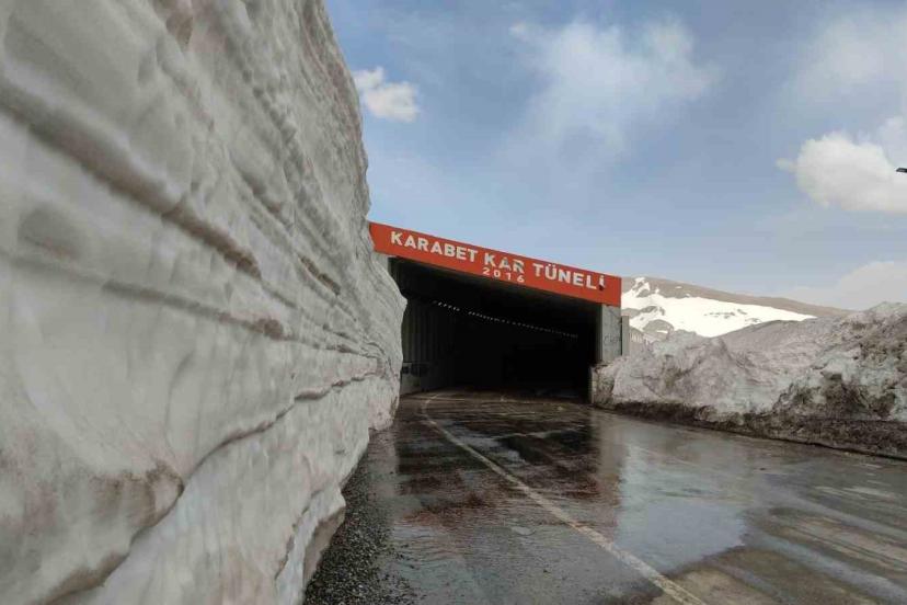 Karabet Geçidi’nde kar kalınlığı 3 metre 52 santim oldu