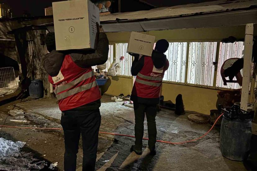 Kızılay Muradiye Şubesi İhtiyaç Sahibi Ailelere Gıda Yardımı Sağlıyor