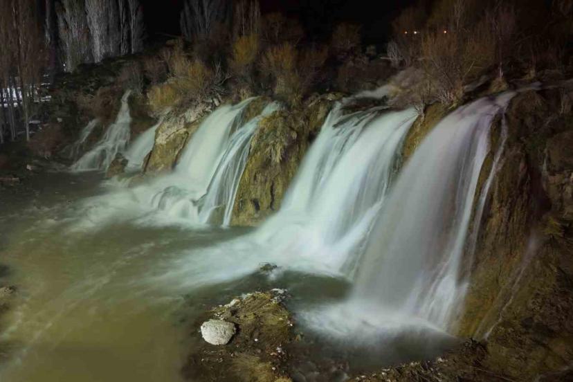 Muradiye Şelalesi mevsimlerin ötesinde bir güzellik