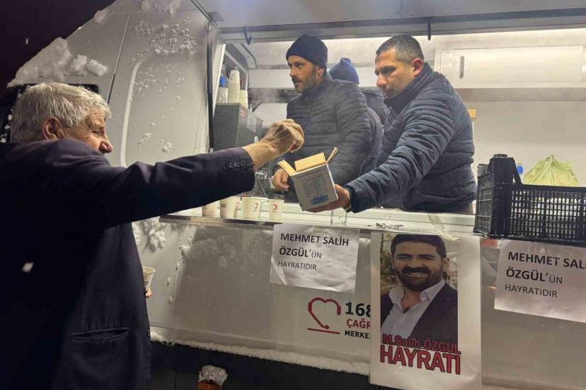 Muradiye’de teravih sonrası lokma ikramı