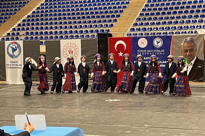 Muradiye’nin minik halk oyuncuları il birincisi oldu