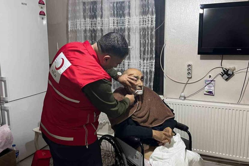 Türk Kızılay Muradiye Şube başkanından yaşlılara kuaför hizmeti