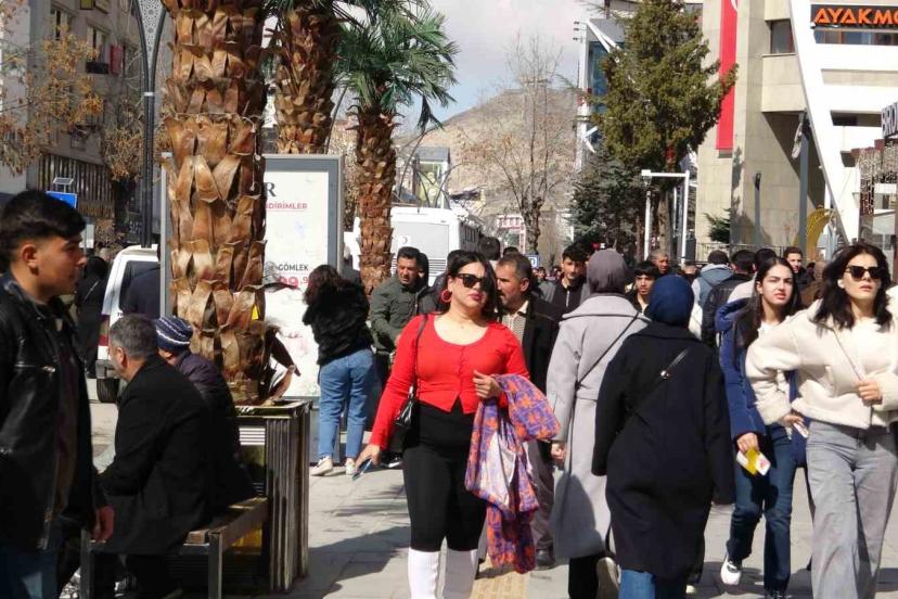 Van’da bayram telaşı: Caddeler doldu taştı