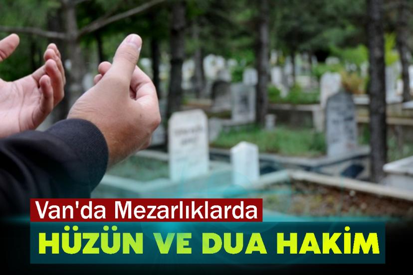 Van'da Mezarlıklarda Hüzün ve Dua Hakim