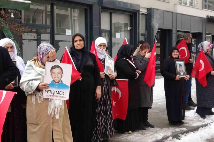 Vanlı anne: "Artık çocuklarımızı gömmeyelim, silahlarımızı gömelim"