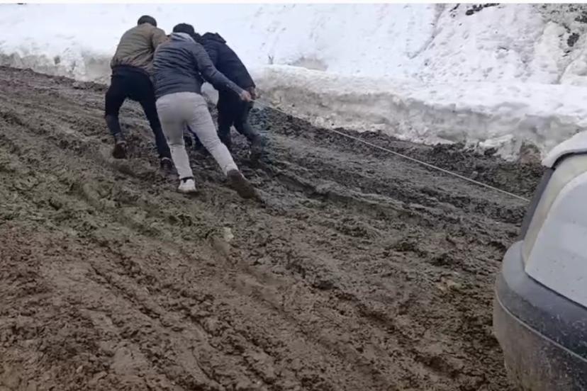 Bahçesaray’da çamurla mücadele: Vatandaşlar araçlarını iple çekerek ilerliyor