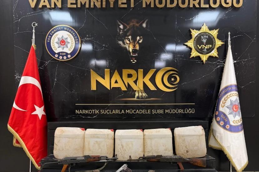 Başkale’de 162 kilo asetik anhidrit maddesi ele geçirildi