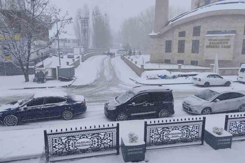 Çaldıran’da bahar beklenirken kış geri döndü