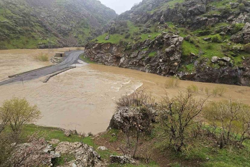 Derecik-Şemdinli kara yolu sel suları nedeniyle kapandı