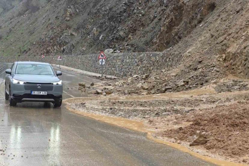 Hizan-Bahçesaray yoluna dökülen çamur ve kayalar temizlendi