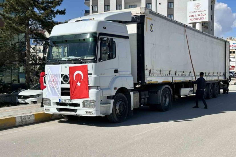 İran’daki savaş mağdurları için Van’dan 3 yardım tırı gönderildi