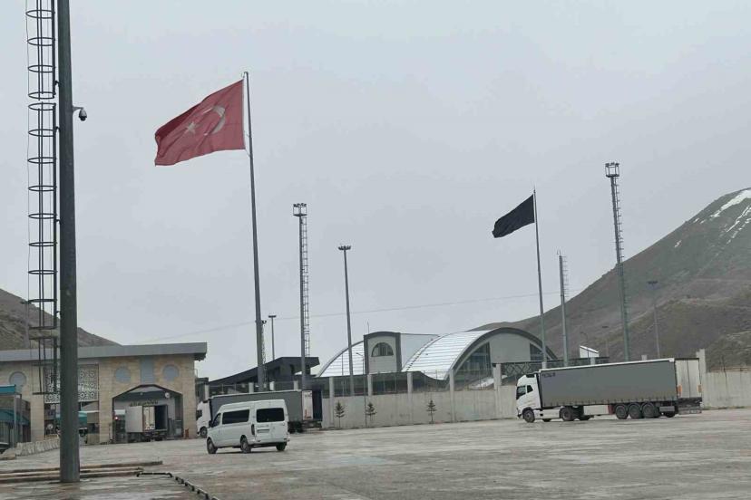 Sınır kapılarında sevkiyatlar koordineli, yolcu geçişleri kontrollü sürdürülüyor
