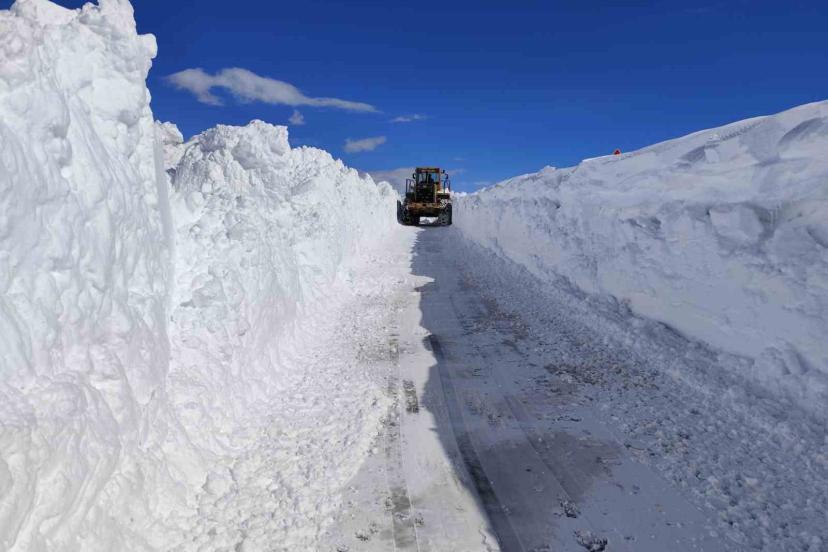 Van’da 5 metreyi bulan karda yol açma çalışması